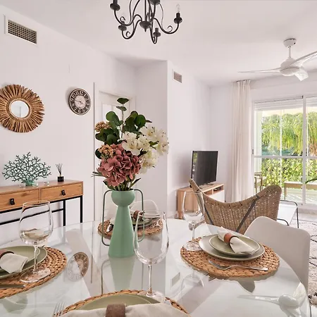 Διαμέρισμα Marbella Banus Suites - Banus - Premium 2Br - 2Ba - Outdoor Balcony - Pool - Opposite Me Marbella Hotel - Walk To Beach - Near Puerto Banus Marina & El Corte Ing Luxury Shopping - Ideal For Families - Quiet Community