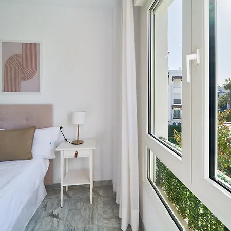 Marbella Banus Suites - Banus - Premium 2Br - 2Ba - Outdoor Balcony - Pool - Opposite Me Marbella Hotel - Walk To Beach - Near Puerto Banus Marina & El Corte Ing Luxury Shopping - Ideal For Families - Quiet Community Διαμέρισμα Μαρμπέλλα