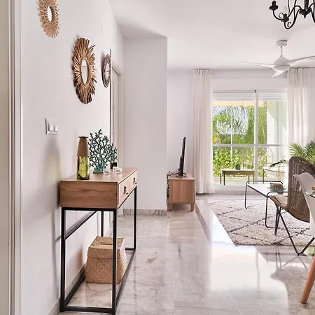 Marbella Banus Suites - Banus - Premium 2Br - 2Ba - Outdoor Balcony - Pool - Opposite Me Marbella Hotel - Walk To Beach - Near Puerto Banus Marina & El Corte Ing Luxury Shopping - Ideal For Families - Quiet Community Διαμέρισμα