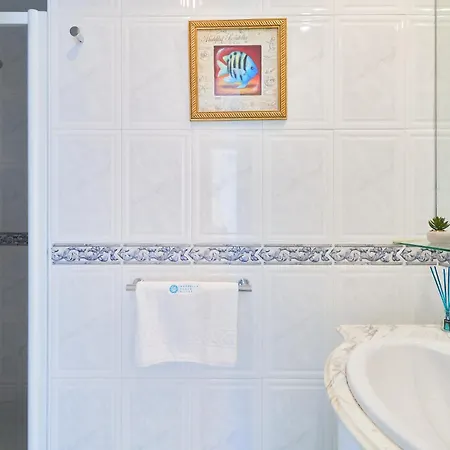 Marbella Banus Suites - Banus - Premium 2Br - 2Ba - Outdoor Balcony - Pool - Opposite Me Marbella Hotel - Walk To Beach - Near Puerto Banus Marina & El Corte Ing Luxury Shopping - Ideal For Families - Quiet Community * Μαρμπέλλα