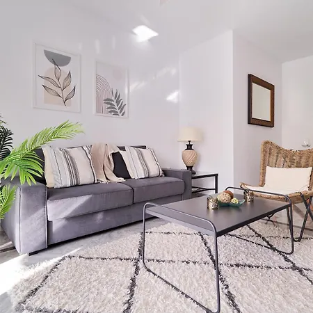 Marbella Banus Suites - Banus - Premium 2Br - 2Ba - Outdoor Balcony - Pool - Opposite Me Marbella Hotel - Walk To Beach - Near Puerto Banus Marina & El Corte Ing Luxury Shopping - Ideal For Families - Quiet Community Διαμέρισμα
