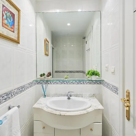 Marbella Banus Suites - Banus - Premium 2Br - 2Ba - Outdoor Balcony - Pool - Opposite Me Marbella Hotel - Walk To Beach - Near Puerto Banus Marina & El Corte Ing Luxury Shopping - Ideal For Families - Quiet Community *