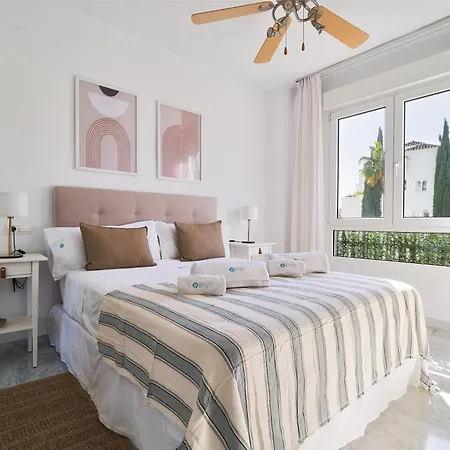 Διαμέρισμα Marbella Banus Suites - Banus - Premium 2Br - 2Ba - Outdoor Balcony - Pool - Opposite Me Marbella Hotel - Walk To Beach - Near Puerto Banus Marina & El Corte Ing Luxury Shopping - Ideal For Families - Quiet Community