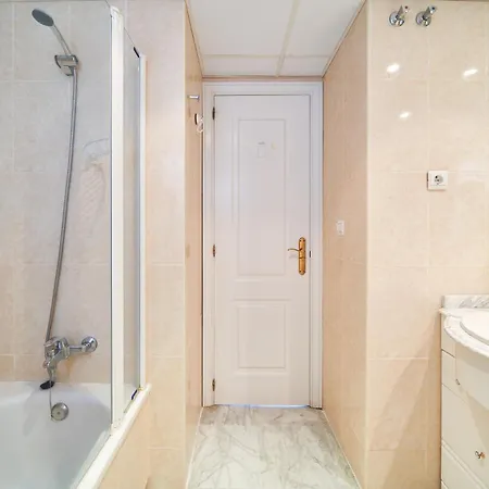 Marbella Banus Suites - Banus - Premium 2Br - 2Ba - Outdoor Balcony - Pool - Opposite Me Marbella Hotel - Walk To Beach - Near Puerto Banus Marina & El Corte Ing Luxury Shopping - Ideal For Families - Quiet Community * Μαρμπέλλα
